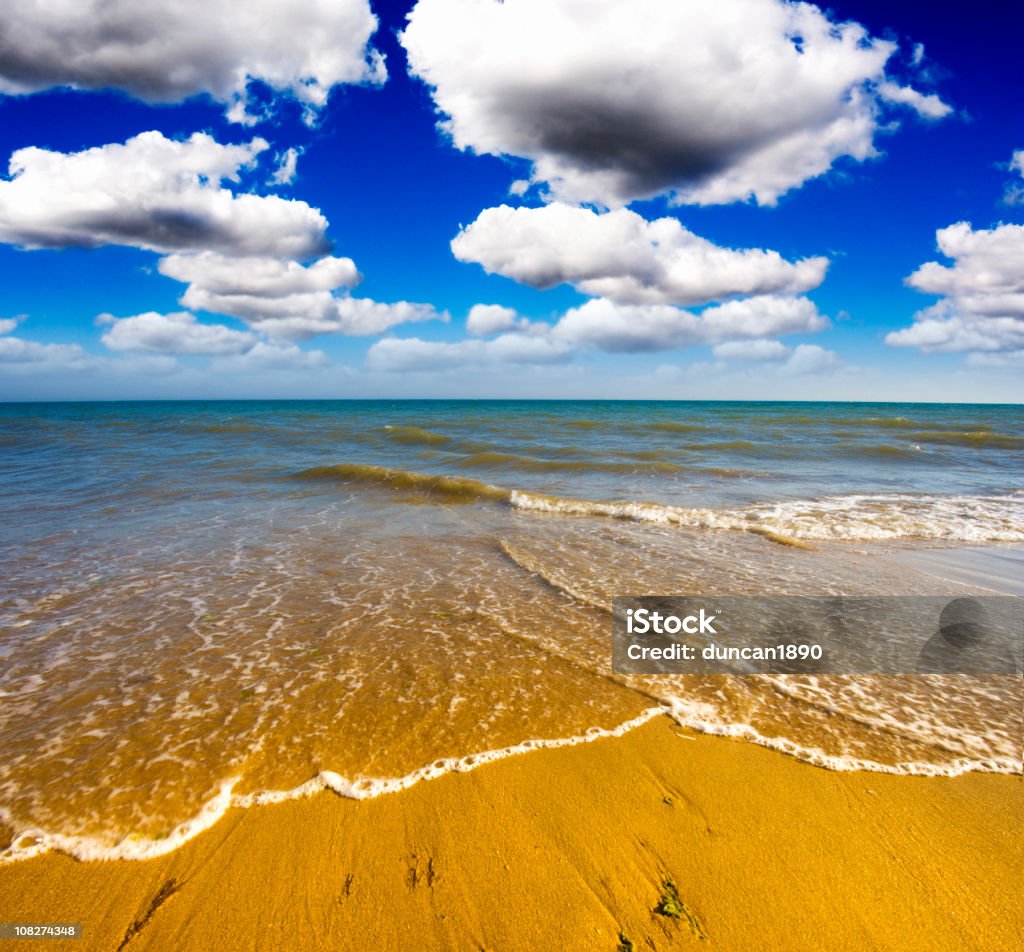 Praia Tropical com céu azul e nuvens brancas - Royalty-free Onda Foto de stock