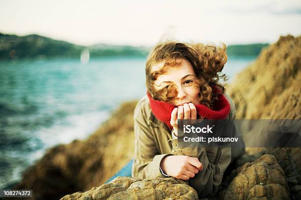 Junge Frau Im Freien Im Hafen Stockfoto und mehr Bilder von 20-24 Jahre - 20-24 Jahre, Attraktive Frau, Blick in die Kamera