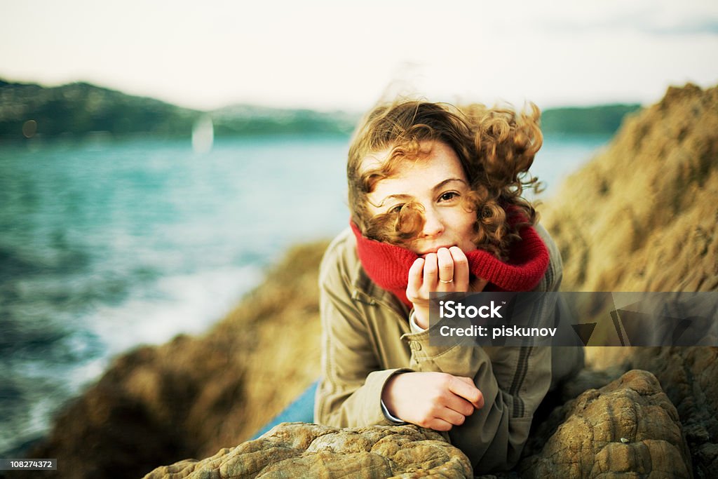Mujer joven de pie al aire libre en puerto - Foto de stock de 20-24 años libre de derechos