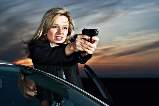Criminoso mulher contra um carro - fotografia de stock