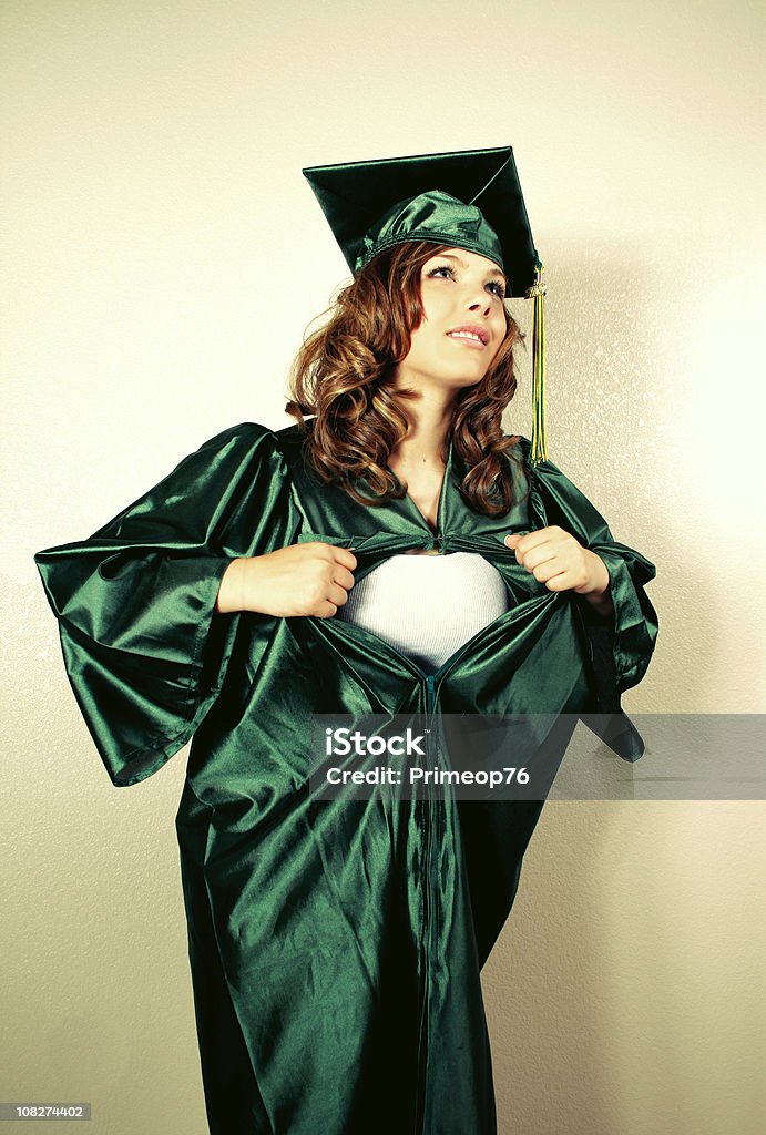 Mujer joven muestra la graduación de unos y muestra de superhéroe Persona - Foto de stock de Graduación libre de derechos