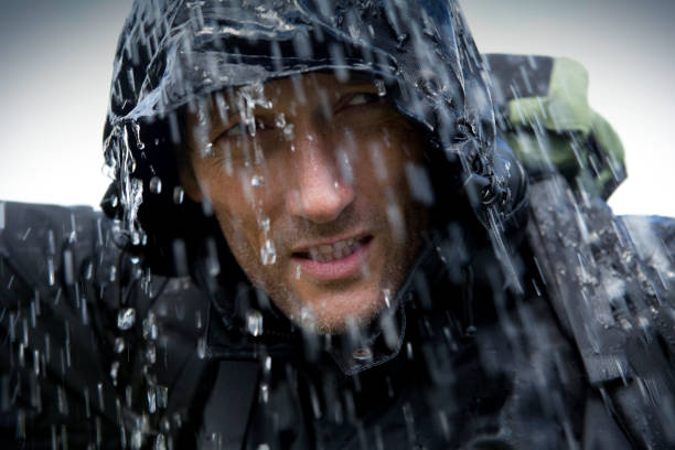 de caminhada na tempestade com chuva pesadaweather condition - backpack one mature man only only mature men one man only imagens e fotografias de stock