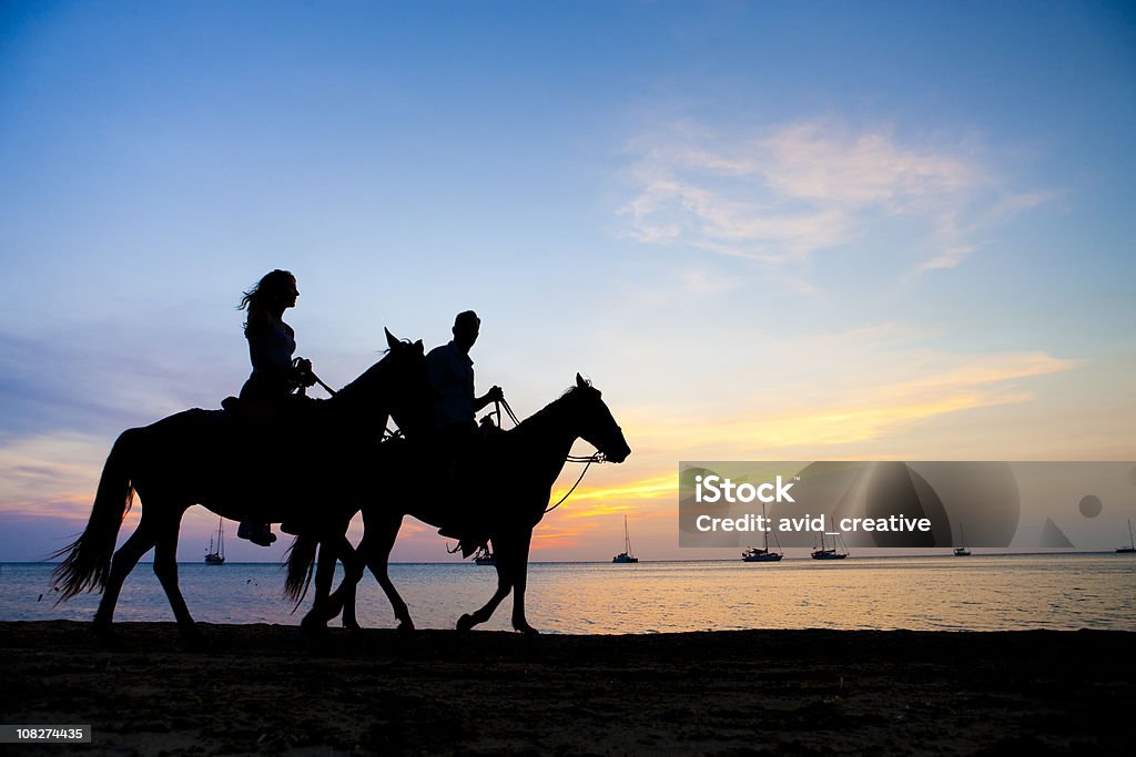 Vacances de style de vie-Couple à cheval au coucher du soleil - Photo de Monter à cheval libre de droits