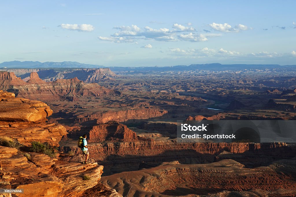 Randonneur debout sur Rocky Rebord admirer le paysage dans l'Utah - Photo de Activité de loisirs libre de droits