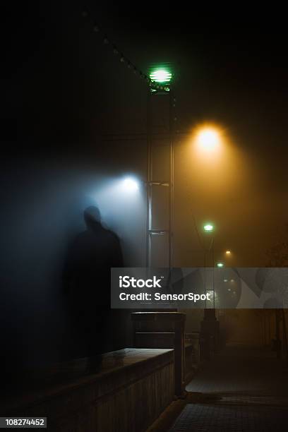 Mistery En La Noche Foto de stock y más banco de imágenes de Embrujado - Embrujado, Hombres, Sombra