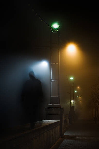 mistery na noite - street light dark street men - fotografias e filmes do acervo