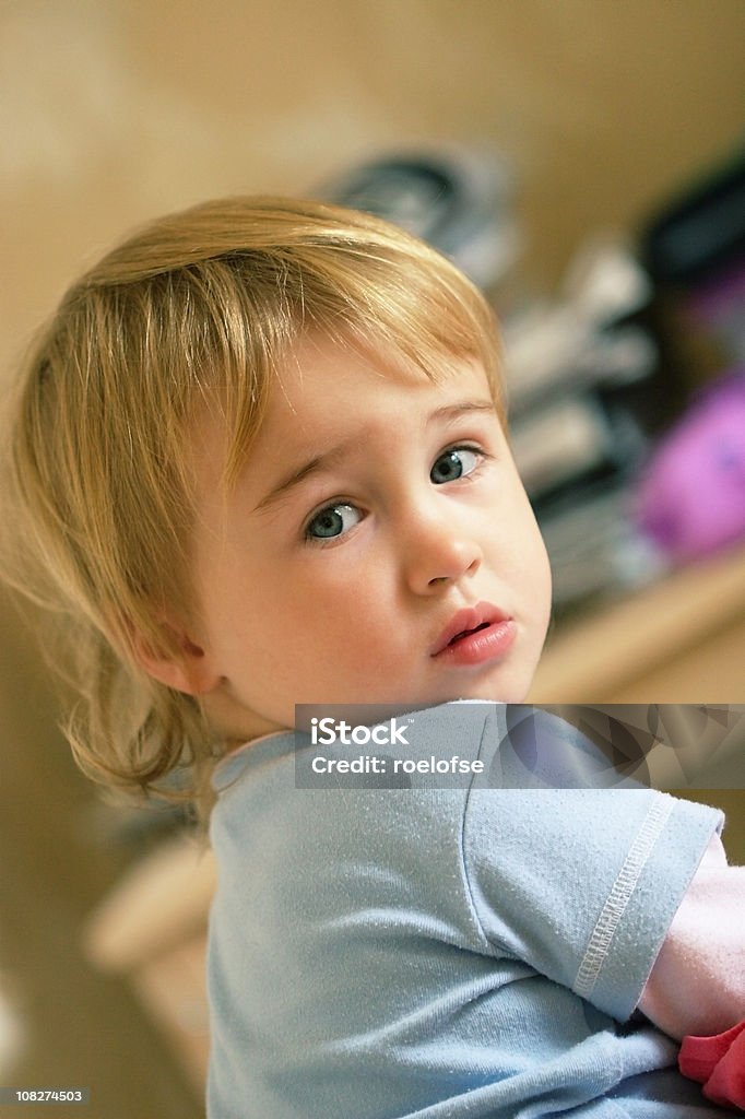 Giovane bambino piccolo Guardare indietro - Foto stock royalty-free di Abbigliamento casual
