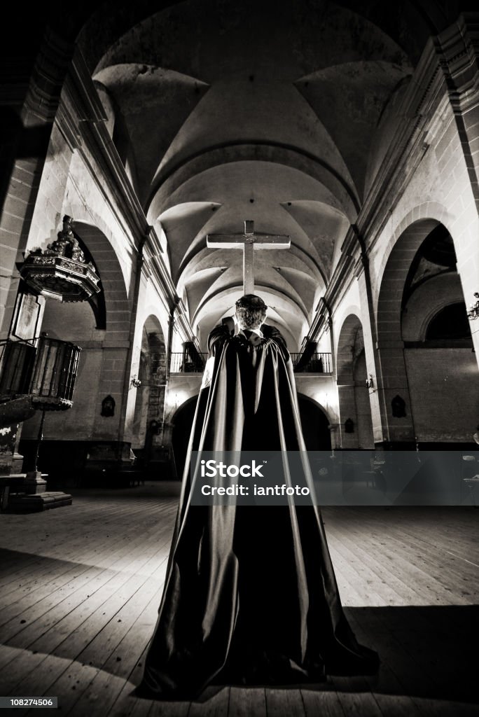 Monk na igreja. - Foto de stock de Catolicismo royalty-free