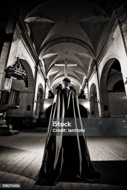 Монах В Церкви — стоковые фотографии и другие картинки В помещении - В помещении, Католицизм, Монастырь