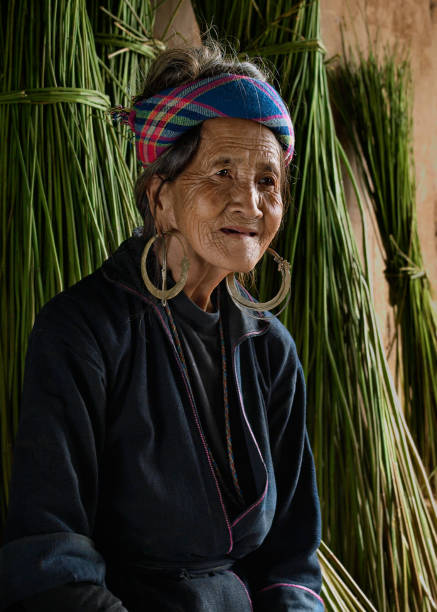 stary lady-czarny h'mong hilltribe - common flax zdjęcia i obrazy z banku zdjęć