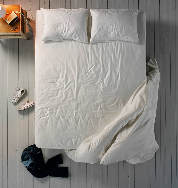 leeren bett - bedding bedroom duvet pillow stock-fotos und bilder