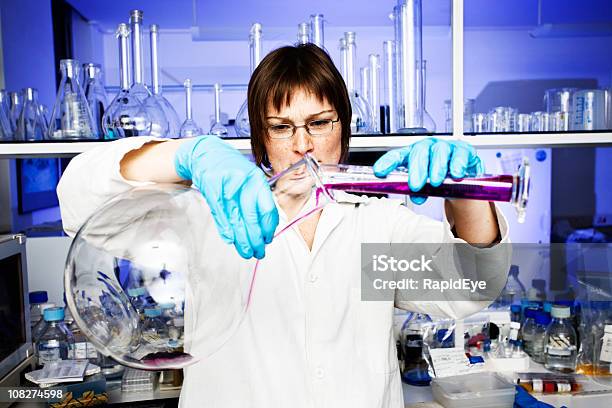 Foto de Cientista Trabalhando No Laboratório Biomédica e mais fotos de stock de Adulto - Adulto, Adulto de idade mediana, Azul