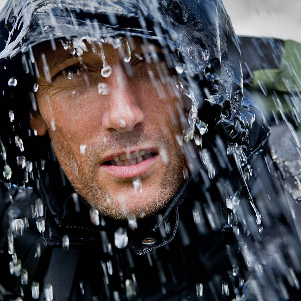 regen eingeweicht outdoor-abenteurer - drenched raincoat rain clothing stock-fotos und bilder