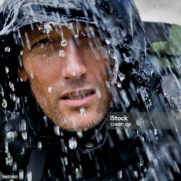 降り注ぐ雨のハイキング冒険 - 雨のストックフォトや画像を多数ご用意 - 雨, 男性, ハイキング