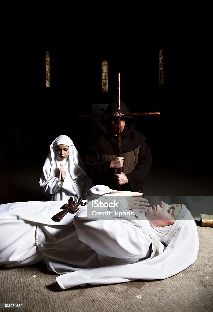 Religieuse de Funérailles - Photo de Crucifix libre de droits