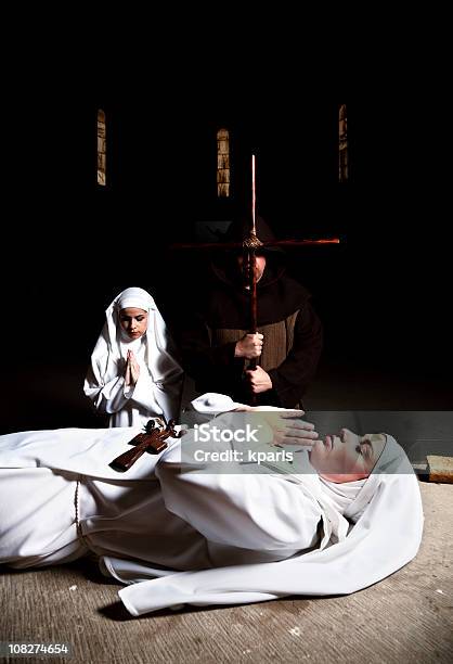 수녀 왜고너의 퓨너럴 사제에 대한 스톡 사진 및 기타 이미지 - 사제, 십자가상, 20-24세