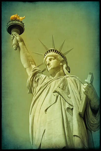 grunge la statue de la liberté - statue of liberty old fashioned new york city independence photos et images de collection