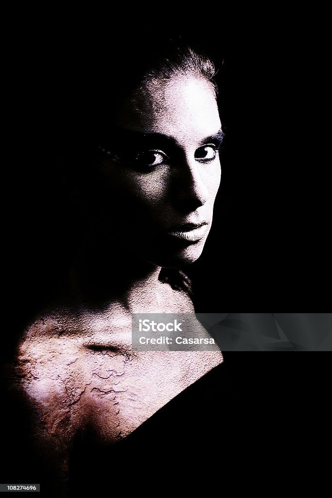 Portret młodej kobiety z Rock fakturę skóry, Wysoki kontrast - Zbiór zdjęć royalty-free (Ciemny)