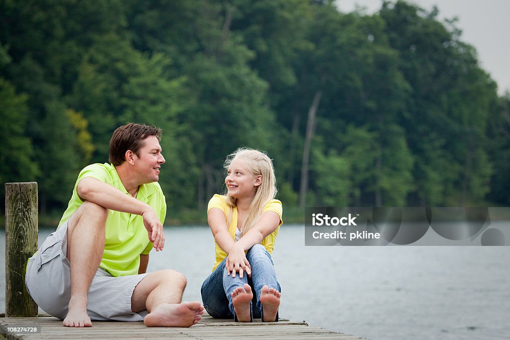 Padre e hija hablando por muelle - Foto de stock de Diálogo libre de derechos