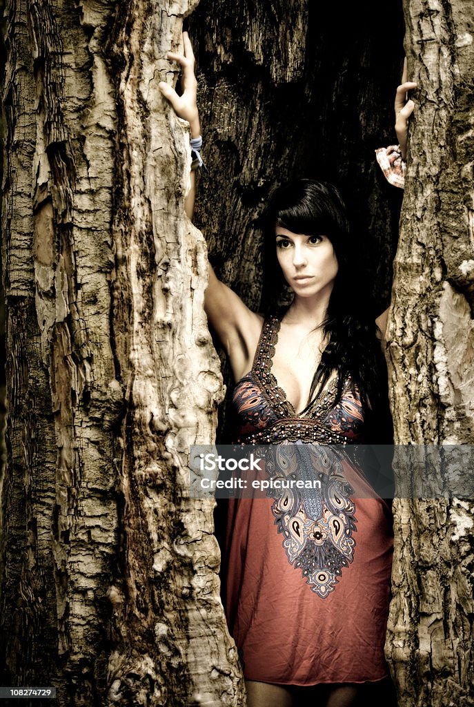 Giovane Bellissima donna all'interno di un albero - Foto stock royalty-free di Adulto