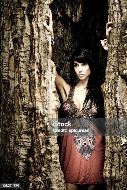 Giovane Bellissima Donna Allinterno Di Un Albero - Fotografie stock e altre immagini di Adulto - Adulto, Beautiful Woman, Bellezza