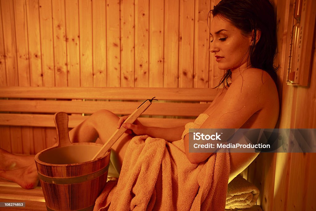 Mujer en el Sauna con agua cubo - Foto de stock de Sauna libre de derechos