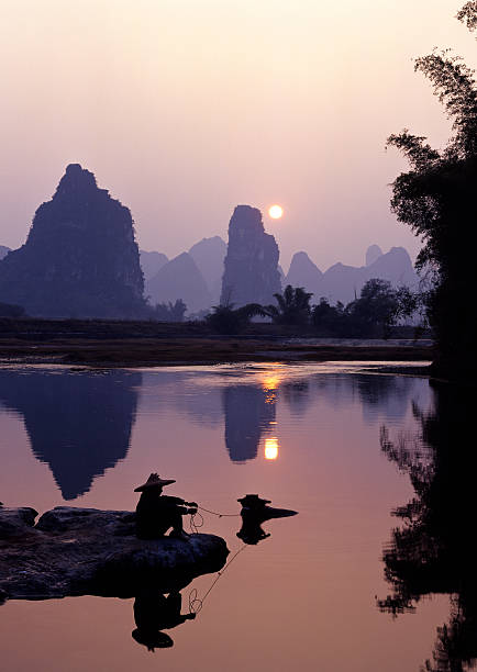 rivière li coucher du soleil - yangshou photos et images de collection