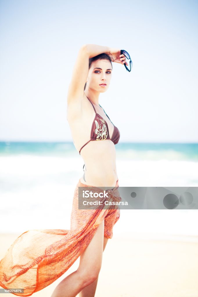 Jovem mulher usando Biquíni na praia e Sarão - Royalty-free 20-29 Anos Foto de stock