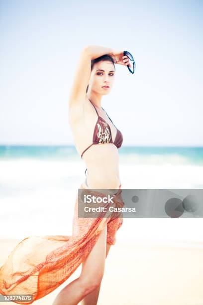 Jovem Mulher Usando Biquíni Na Praia E Sarão - Fotografias de stock e mais imagens de 20-29 Anos - 20-29 Anos, Adulto, Amor