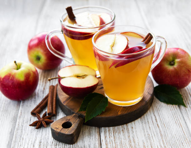 sidra de manzana con canela - hot apple cider cider cinnamon heat fotografías e imágenes de stock