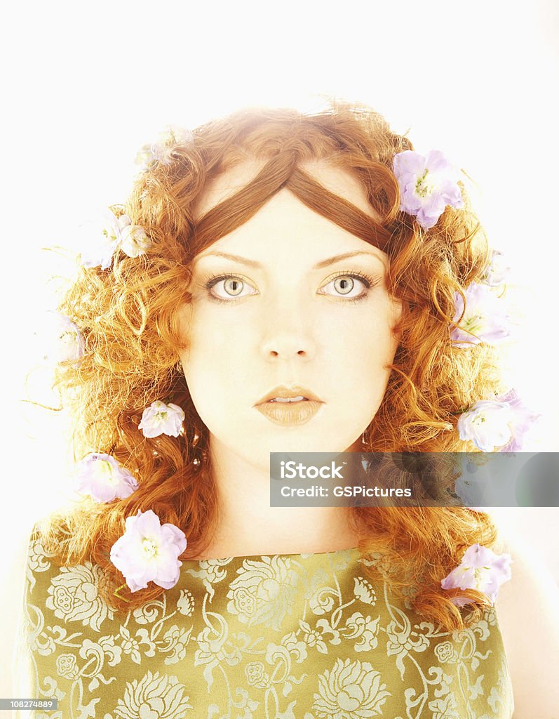 Jeune femme avec des fleurs dans ses Cheveux roux - Photo de Adulte libre de droits