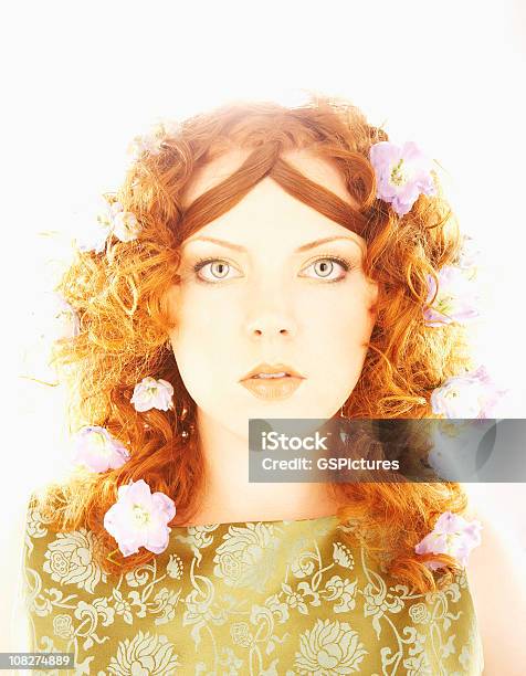 Photo libre de droit de Jeune Femme Avec Des Fleurs Dans Ses Cheveux Roux banque d'images et plus d'images libres de droit de Adulte - Adulte, Belle femme, Caractéristique dermatologique