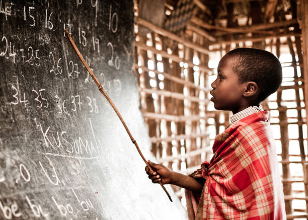 African criança na escola de aprendizagem números - foto de acervo