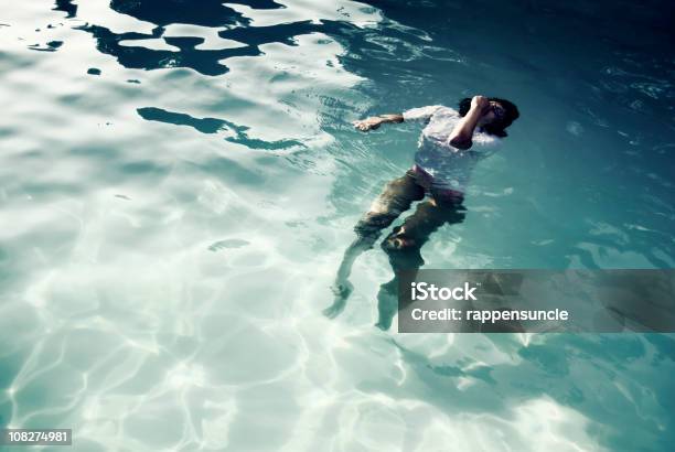 Entspannen Am Pool Stockfoto und mehr Bilder von Abstrakt - Abstrakt, Ansicht aus erhöhter Perspektive, Auf dem Wasser treiben