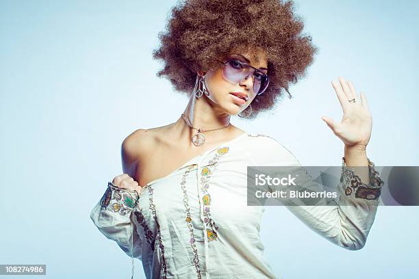 Frau Mit Afro Frisur Tragen Kleidung Seventiesstil Stockfoto und mehr Bilder von Model