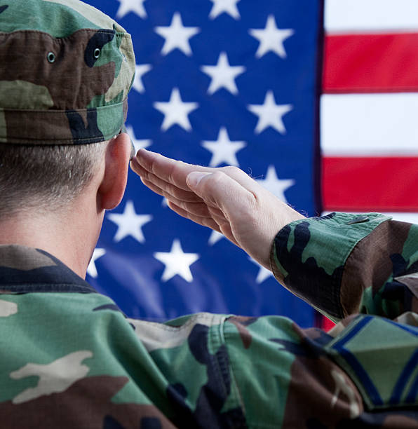 american soldier hacer un saludo bandera - armed forces us veterans day military saluting fotografías e imágenes de stock