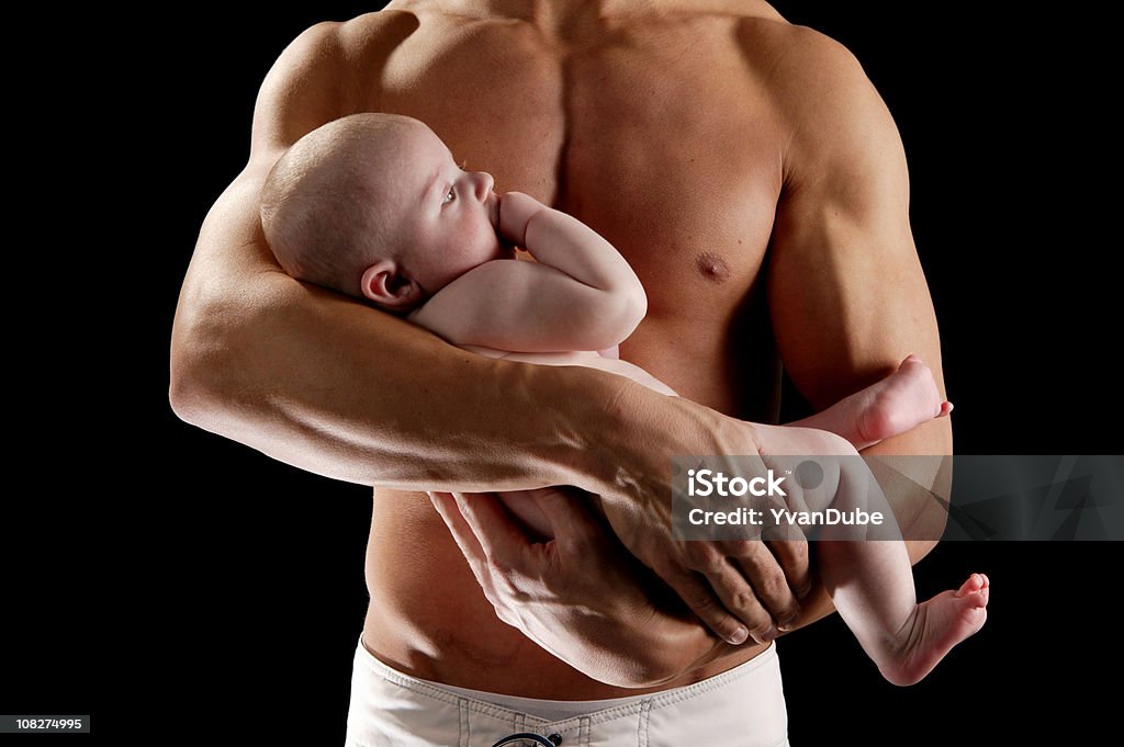 Niemowlę Chłopiec w daddy ramion (niemowlę chłopiec - Zbiór zdjęć royalty-free (Niemowlę)