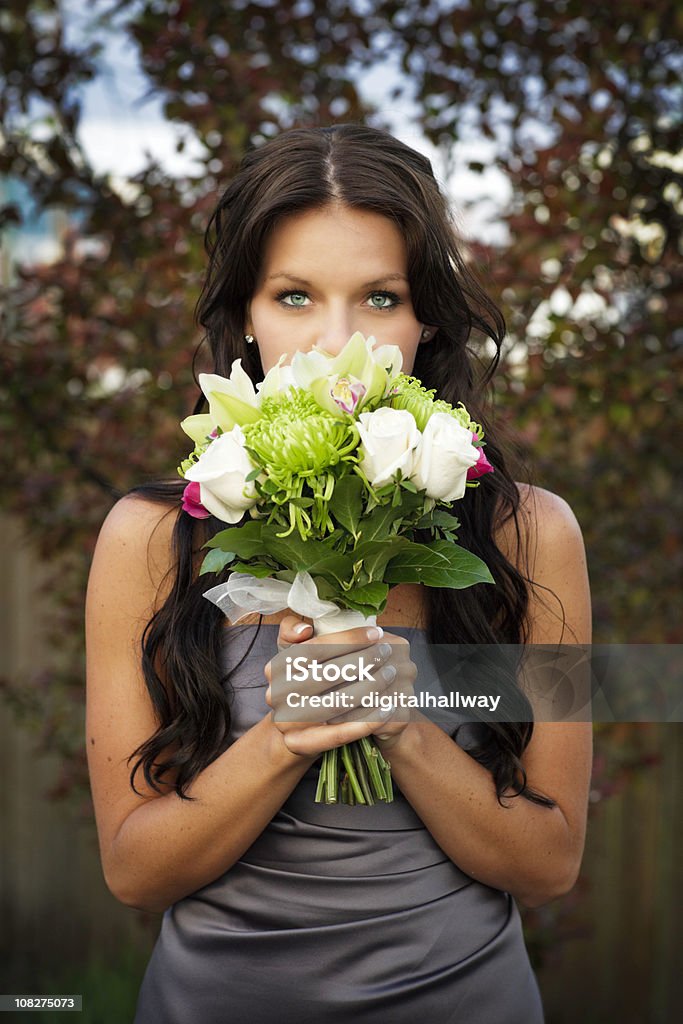 Jovem mulher segurando buquê de flores dama de honra - Foto de stock de Dama de Honra royalty-free