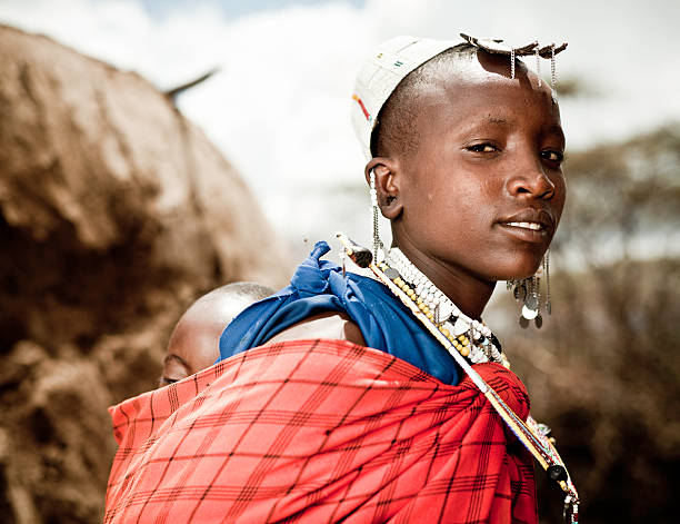 masai mãe e filho em áfrica - babies and children close up horizontal looking at camera imagens e fotografias de stock