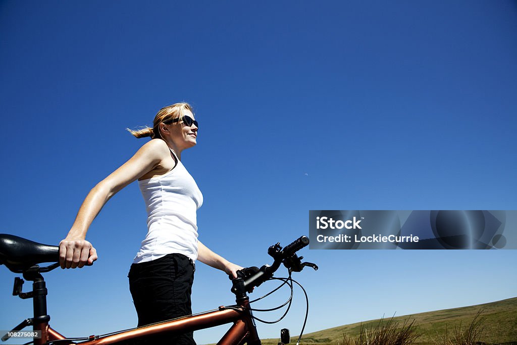 Frau Holding Mountain Bike - Lizenzfrei Attraktive Frau Stock-Foto