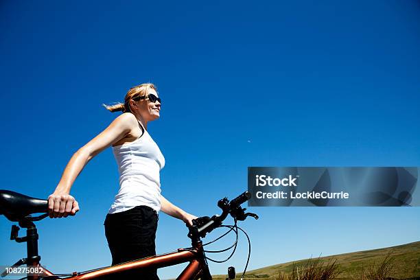 Frau Holding Mountain Bike Stockfoto und mehr Bilder von Attraktive Frau - Attraktive Frau, Aufnahme von unten, Berg