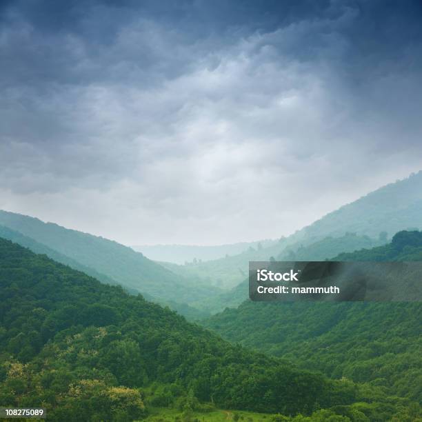 Photo libre de droit de Montagnes Ondoyantes Et De Forêts Verdoyantes banque d'images et plus d'images libres de droit de Beauté de la nature - Beauté de la nature, Carré - Composition, Chaîne de montagnes