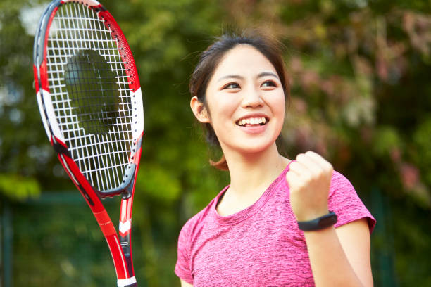 경기에서 경쟁 하는 젊은 아시아 여성 테니스 선수 - racket sport tennis tennis ball young women 뉴스 사진 이미지