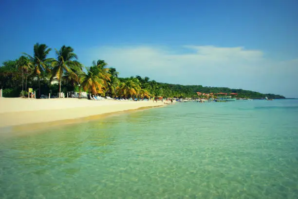 "Best beach" in Roatán carribean island, Honduras. White sand beach, lifestyle, holiday, snorkeling, boat riding. Sony Alpha 500, 2015