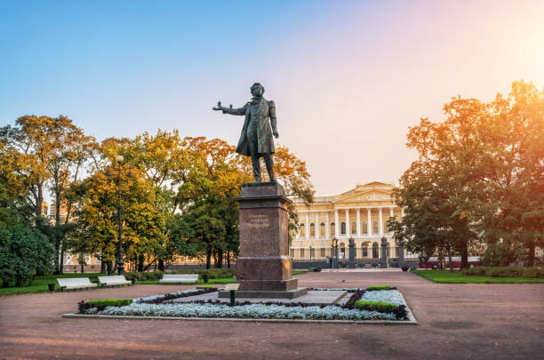 monument à pouchkine à côté du musée russe - pushkin photos et images de collection