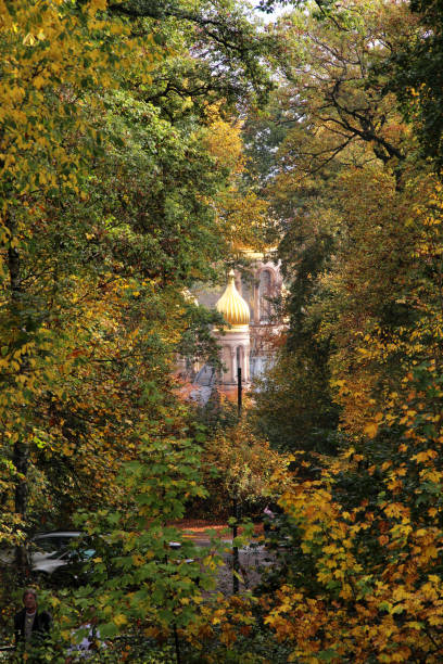 blick auf die russische kirche aus dem neroberg in wiesbaden-hessen-deutschland - neroberg stock-fotos und bilder