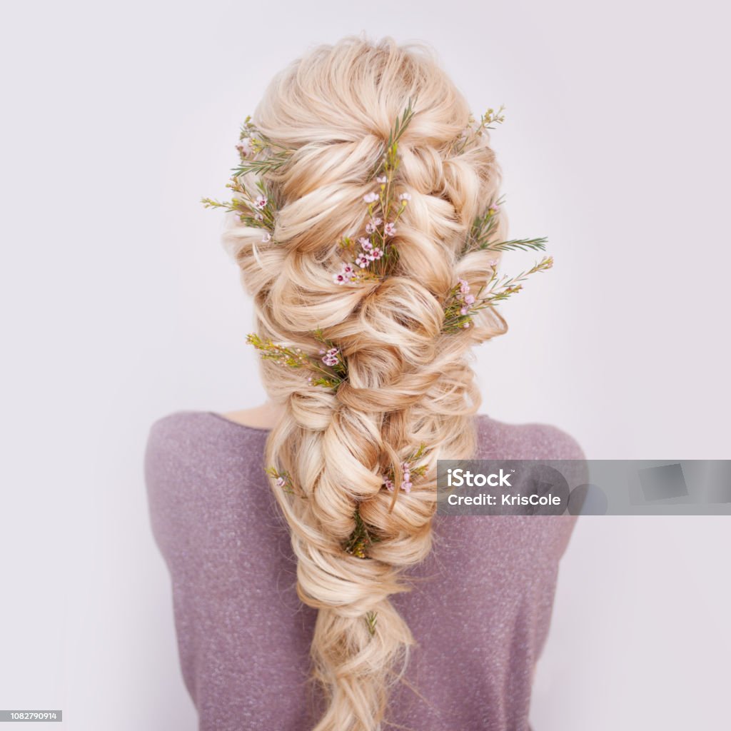 우아한 유행 헤어스타일 곱슬 인터레이스 및 꽃 꽃잎 장식의 후면 모습 땋은 머리에 대한 스톡 사진 및 기타 이미지 - 땋은 머리,  건강한 생활방식, 곱슬 머리 - Istock