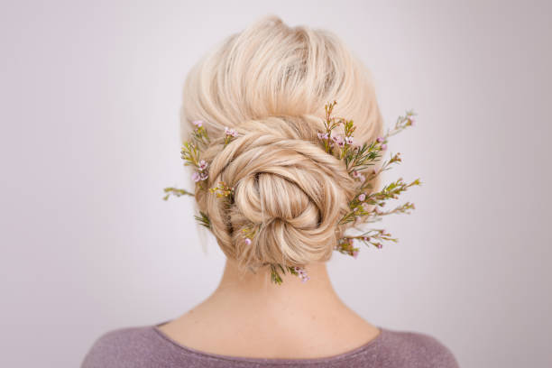элегантные женские прически для светлых волос. - hair flower стоковые фото и изображения