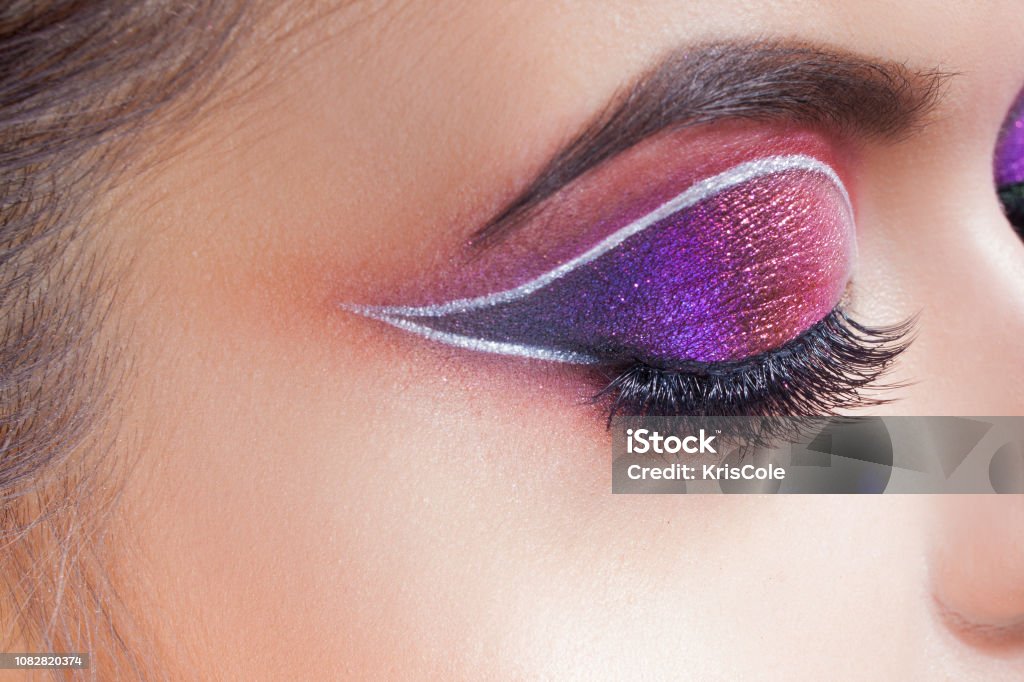  Maquillaje De Ojos Brillantes Color Rosado Y Azul Sombra De Ojos Coloreada Foto De Stock Y Más Banco De Imágenes De Adulto IStock