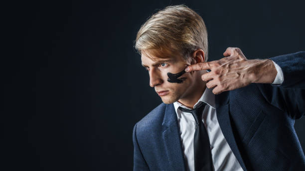 zakenman met oorlog verf op zijn gezicht. risico management concept. - veldslag stockfoto's en -beelden